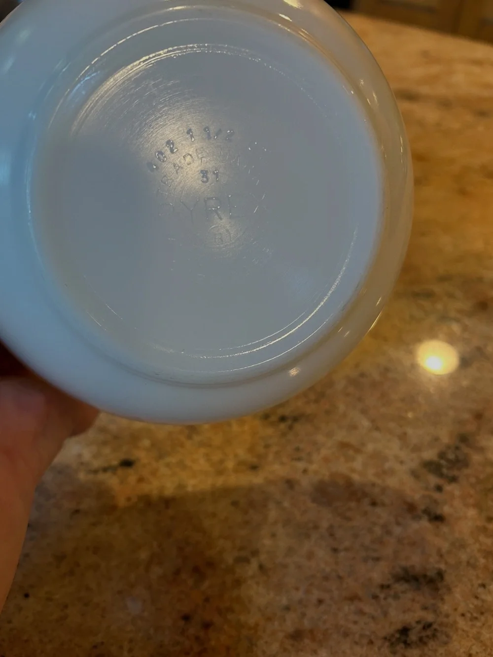 PYREX TRADE MARK #402 1 1/2Qt. Opal White Milk Glass Mixing Nesting Bowl
